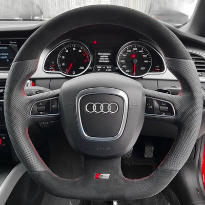 https://cdn.shopify.com/s/files/1/0727/0635/9572/files/Couvre_volant_audi_A4_B7_alcantara_cuir.jpg?v=1754165745