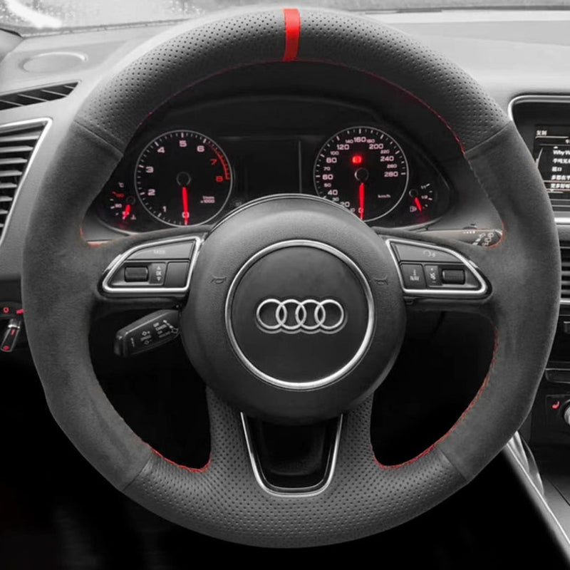 https://cdn.shopify.com/s/files/1/0727/0635/9572/files/Couvre_volant_audi_B8_Rond_alcant_Rouge_1.jpg?v=1754167460