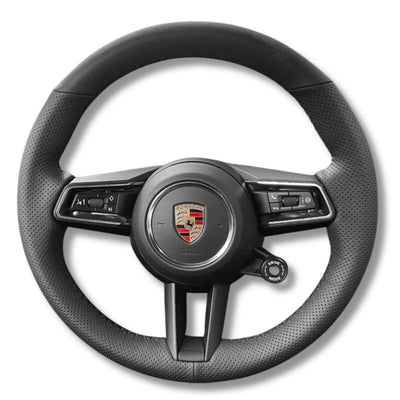 https://cdn.shopify.com/s/files/1/0727/0635/9572/files/Couvre_volant_cuir_porsche_992.jpg?v=1754331254