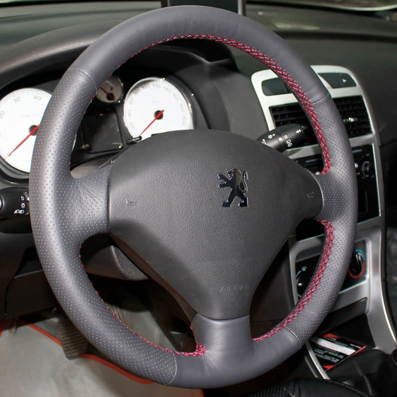 https://cdn.shopify.com/s/files/1/0727/0635/9572/files/CouvrevolantPeugeot307Cuirrouge.jpg?v=1754600452