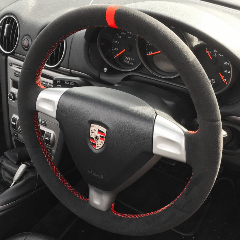 https://cdn.shopify.com/s/files/1/0727/0635/9572/files/Couvrevolantalcantara997Rouge.jpg?v=1754329644