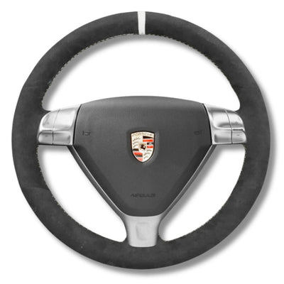 https://cdn.shopify.com/s/files/1/0727/0635/9572/files/Couvrevolantalcantara997Blanc.jpg?v=1754329644