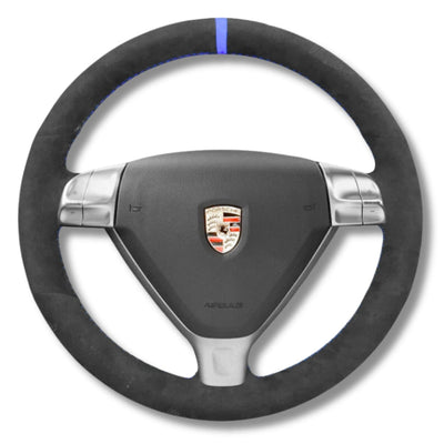 https://cdn.shopify.com/s/files/1/0727/0635/9572/files/Couvrevolantalcantara997Bleu.jpg?v=1754329644