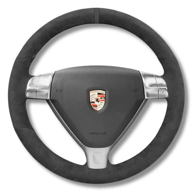 https://cdn.shopify.com/s/files/1/0727/0635/9572/files/Couvrevolantalcantara997Noir.jpg?v=1754329644