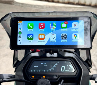https://cdn.shopify.com/s/files/1/0565/4957/2747/files/Ecran-GPS-connecte-Android-Auto-et-Carplay-pour-moto-3.jpg?v=1761586106