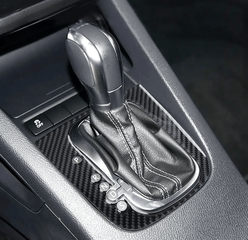 https://cdn.shopify.com/s/files/1/0565/4957/2747/files/Entourage-de-levier-de-vitesse-habillage-interieur-carbone-pour-Volkswagen-Golf-6.png?v=1761580727