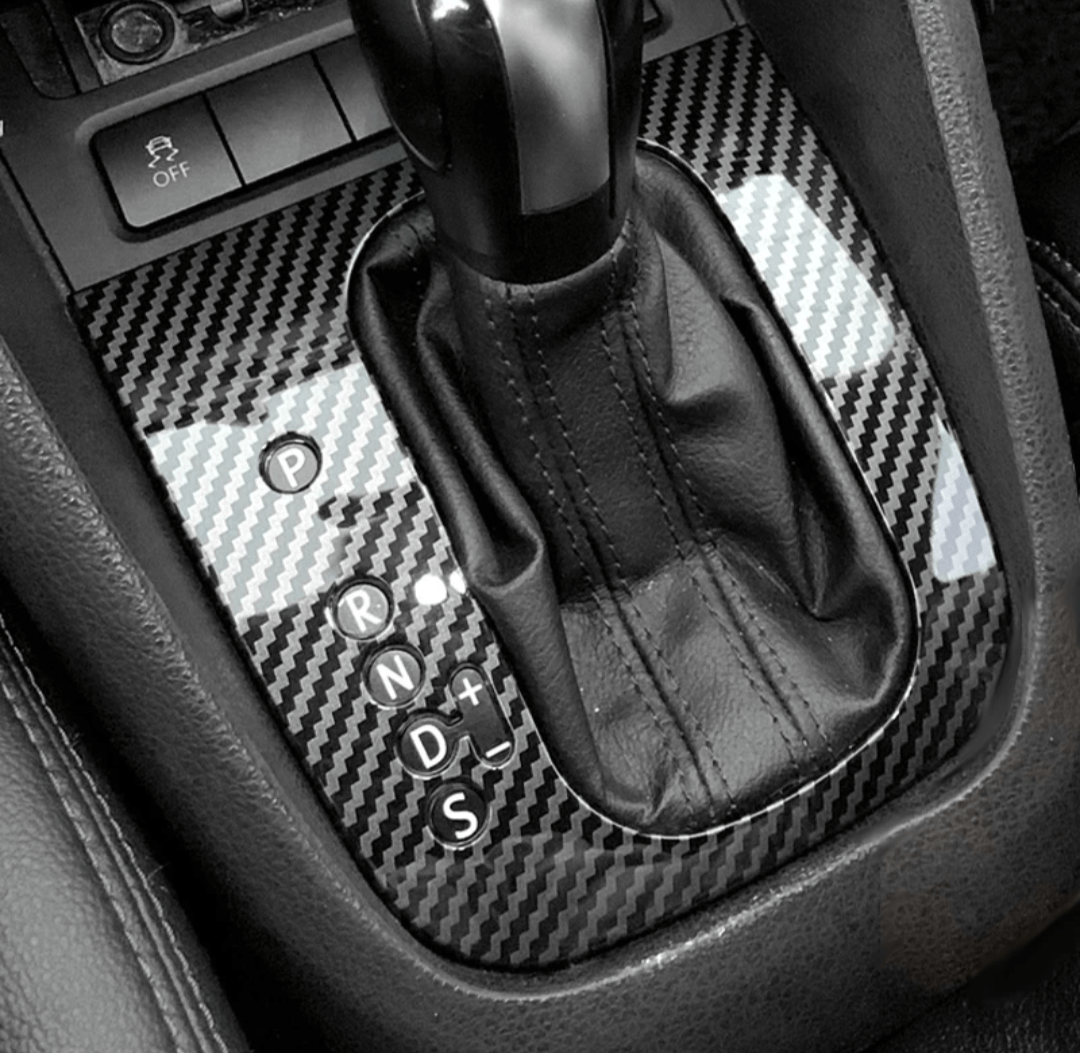 https://cdn.shopify.com/s/files/1/0565/4957/2747/files/Entourage-de-levier-de-vitesse-habillage-interieur-carbone-pour-Volkswagen-Golf-6.png?v=1761580727