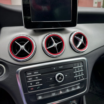 https://cdn.shopify.com/s/files/1/0565/4957/2747/files/Entourages-Grilles-de-Climatisation-Rouge-Bleu-Dore-pour-Mercedes-Classe-B-W246-2011-a-2018-2.jpg?v=1761603519