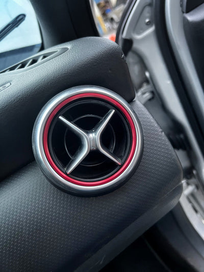https://cdn.shopify.com/s/files/1/0565/4957/2747/files/Entourages-Grilles-de-Climatisation-Rouge-Bleu-Dore-pour-Mercedes-Classe-B-W246-2011-a-2018-3.jpg?v=1761603523