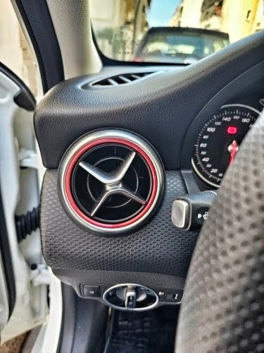 https://cdn.shopify.com/s/files/1/0565/4957/2747/files/Entourages-Grilles-de-Climatisation-Rouge-Bleu-Dore-pour-Mercedes-Classe-B-W246-2011-a-2018-4.jpg?v=1761603526