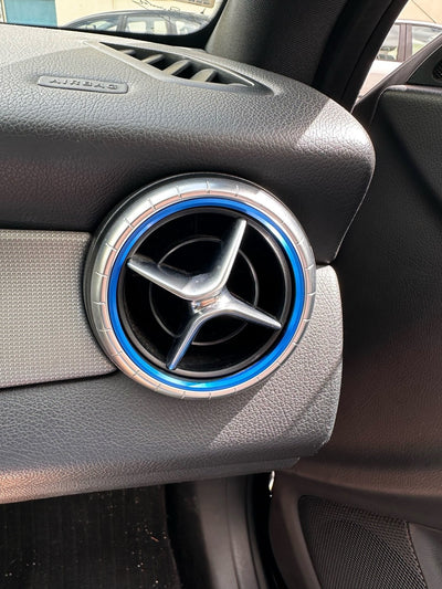 https://cdn.shopify.com/s/files/1/0565/4957/2747/files/Entourages-Grilles-de-Climatisation-Rouge-Bleu-Dore-pour-Mercedes-Classe-B-W246-2011-a-2018-6.jpg?v=1761603533