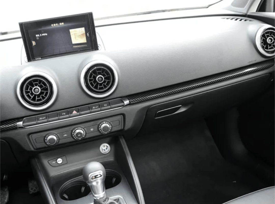 https://cdn.shopify.com/s/files/1/0565/4957/2747/products/Garniture-tableau-de-bord-type-carbone-pour-AUDI-A3-8V-2012-2020-4.png?v=1764077151