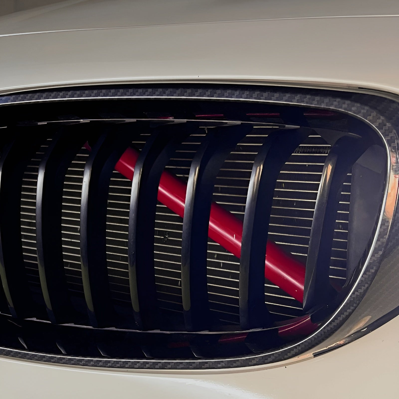 https://cdn.shopify.com/s/files/1/0565/4957/2747/files/Garnitures-Barres-de-calandres-V-Brace-Rouges-pour-BMW_3a1e69a8-fb36-44c9-9049-73424927e4d8_1.jpg?v=1765818024