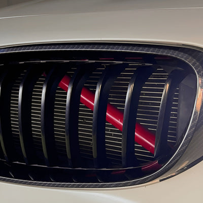 https://cdn.shopify.com/s/files/1/0565/4957/2747/files/Garnitures-Barres-de-calandres-V-Brace-Rouges-pour-BMW_3a1e69a8-fb36-44c9-9049-73424927e4d8_1.jpg?v=1765818024