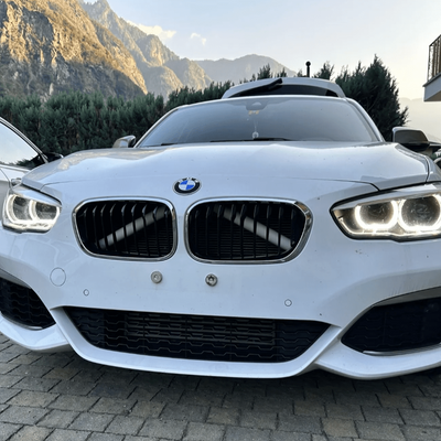 https://cdn.shopify.com/s/files/1/0565/4957/2747/files/Garnitures-Barres-de-renfort-de-calandres-avant-V-Brace-Blanches-pour-BMW.png?v=1765818024