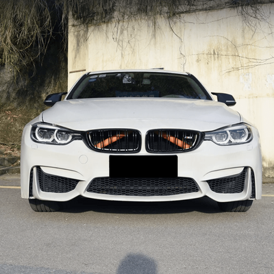 https://cdn.shopify.com/s/files/1/0565/4957/2747/files/Garnitures-Barres-de-renfort-de-calandres-avant-V-Brace-Orange-pour-BMW-2_44ba3043-e1d7-48b9-acfc-ce3a21e500af.png?v=1765818024
