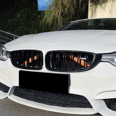 https://cdn.shopify.com/s/files/1/0565/4957/2747/files/Garnitures-Barres-de-renfort-de-calandres-avant-V-Brace-Orange-pour-BMW_b9ebc81a-f8cf-4490-9c0b-bfb036042fb6.png?v=1765818024