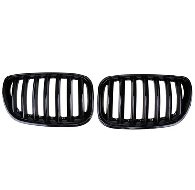 https://cdn.shopify.com/s/files/1/0565/4957/2747/files/Grilles-de-calandre-Noir-Brillant-type-M-Performance-pour-BMW-X5-E53-1999-2006-3.png?v=1761575686