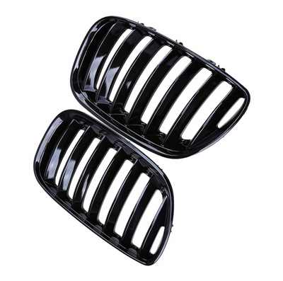 https://cdn.shopify.com/s/files/1/0565/4957/2747/files/Grilles-de-calandre-Noir-Brillant-type-M-Performance-pour-BMW-X5-E53-1999-2006-5.png?v=1761575692