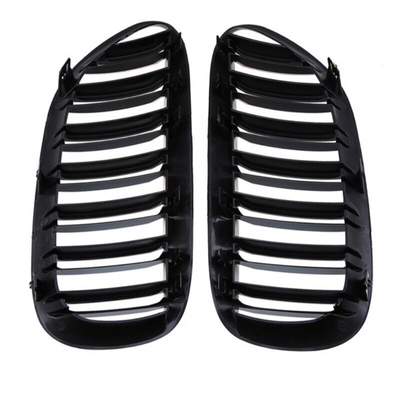 https://cdn.shopify.com/s/files/1/0565/4957/2747/files/Grilles-de-calandre-noires-brillantes-pour-BMW-Serie-6-E63-E64-2003-2010-6.png?v=1765146004