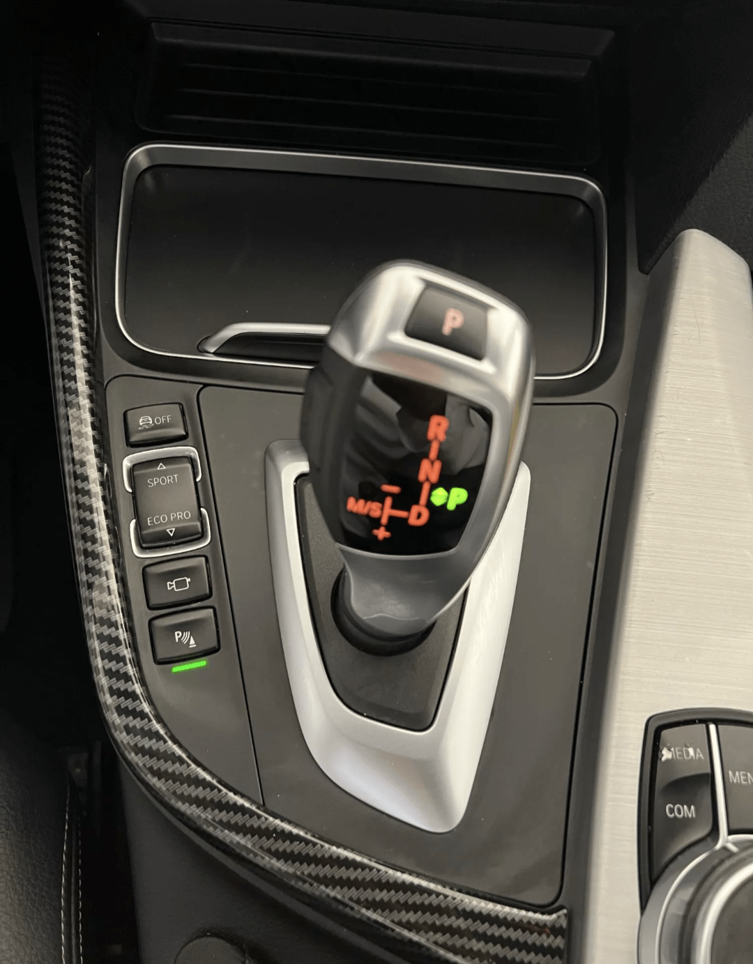 https://cdn.shopify.com/s/files/1/0565/4957/2747/products/Insert-carbone-entourage-de-levier-de-vitesse-pour-BMW-Serie-2-F22-2014-2021.png?v=1761576997