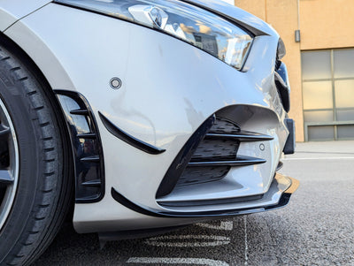 https://cdn.shopify.com/s/files/1/0565/4957/2747/files/Lame-avant-et-flaps-pack-A45s-AMG-Aero-pour-Mercedes-Classe-A-W177-2018-2025-4.jpg?v=1761577111