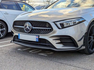 https://cdn.shopify.com/s/files/1/0565/4957/2747/files/Lame-avant-et-flaps-pack-A45s-AMG-Aero-pour-Mercedes-Classe-A-W177-2018-2025-5.jpg?v=1761577116