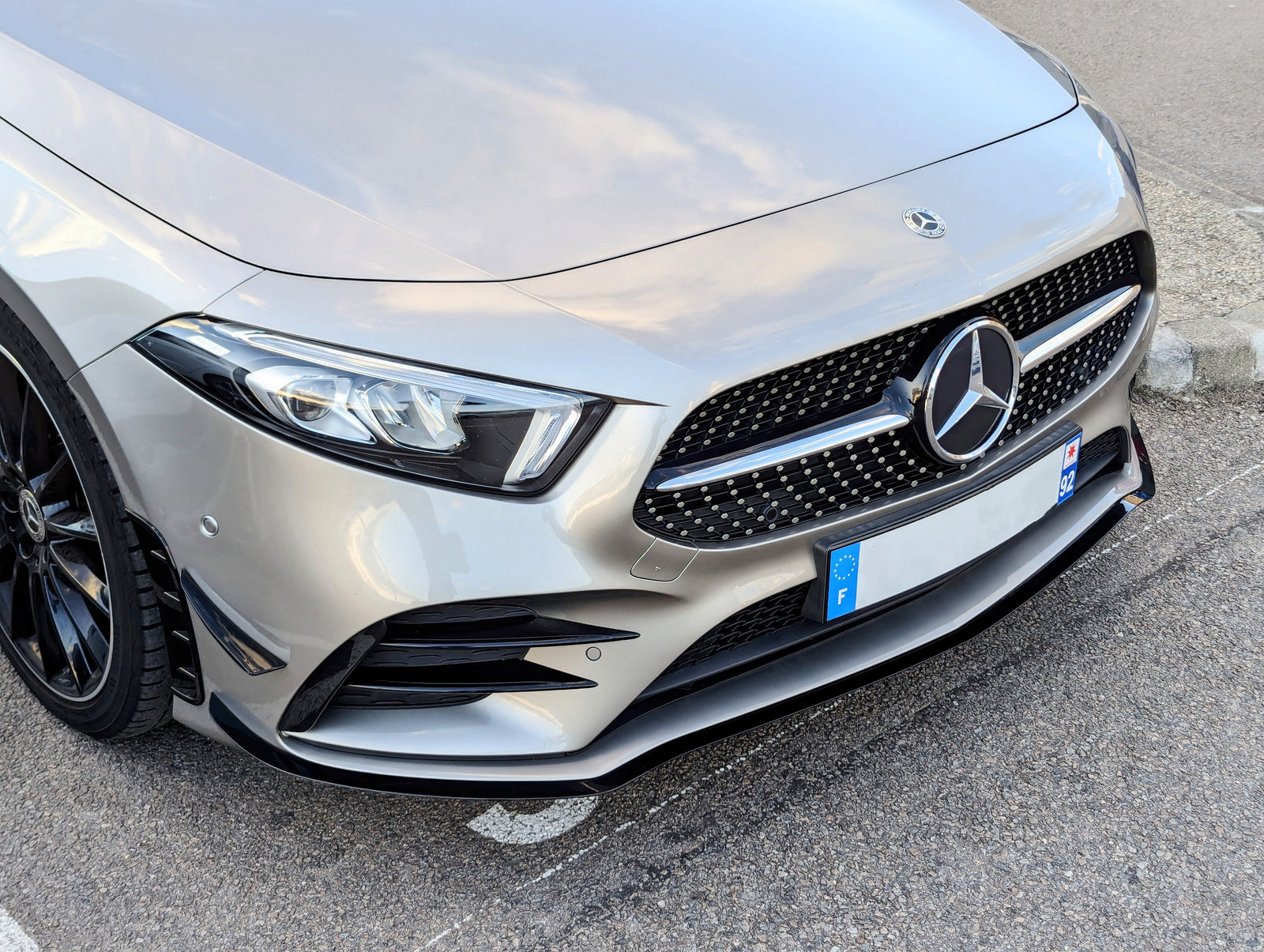 https://cdn.shopify.com/s/files/1/0565/4957/2747/files/Lame-avant-et-flaps-pack-A45s-AMG-Aero-pour-Mercedes-Classe-A-W177-2018-2025.jpg?v=1761577094