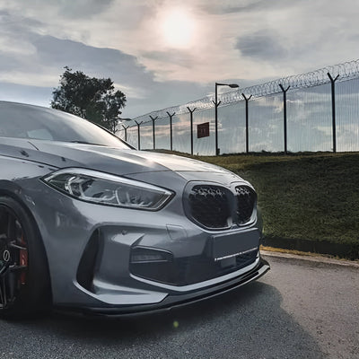 https://cdn.shopify.com/s/files/1/0565/4957/2747/files/Lame-avant-splitter-pare-choc-pour-BMW-Serie-1-F40-2019-a-2024-5.jpg?v=1761600018