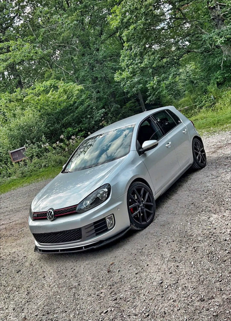 https://cdn.shopify.com/s/files/1/0565/4957/2747/files/Lame-avant-splitter-pare-choc-pour-VW-GOLF-6-2008-a-2012.jpg?v=1761578878
