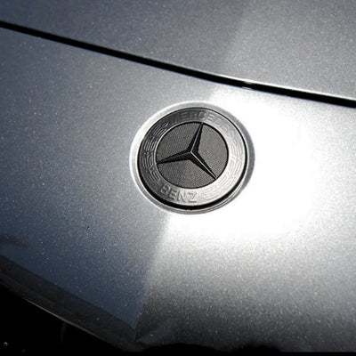 https://cdn.shopify.com/s/files/1/0727/0635/9572/files/Logo_Mercedes_Capot_Noir_57mm.jpg?v=1754849900