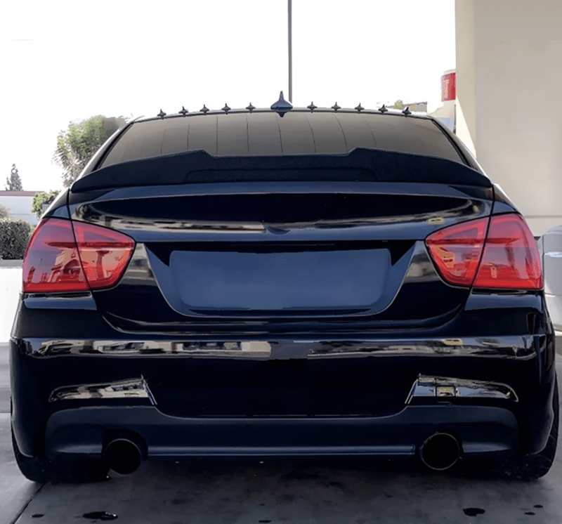 https://cdn.shopify.com/s/files/1/0565/4957/2747/files/Aileron-de-coffre-Becquet-type-M-Performance-pour-BMW-Serie-3-berline-E90-2006-a-2013.png?v=1761579930