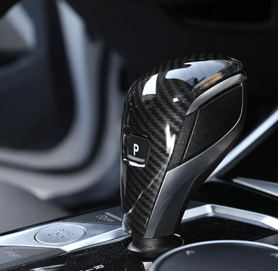 https://cdn.shopify.com/s/files/1/0565/4957/2747/products/Pommeau-Selecteur-de-levier-de-vitesse-Carbone-pour-BMW-Serie-3-G20-2020-2025-4.png?v=1761576847