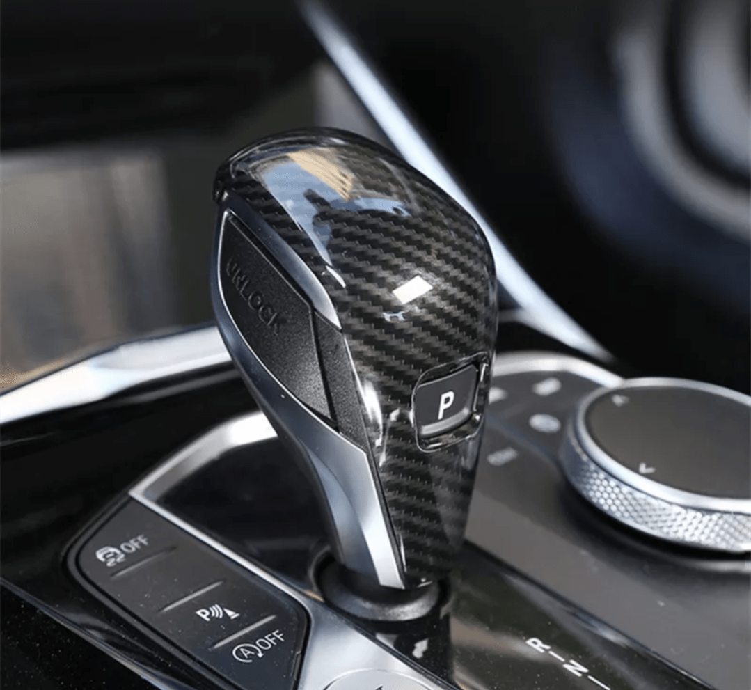 https://cdn.shopify.com/s/files/1/0565/4957/2747/products/Pommeau-Selecteur-de-levier-de-vitesse-Carbone-pour-BMW-Serie-3-G20-2020-2025.png?v=1761576836