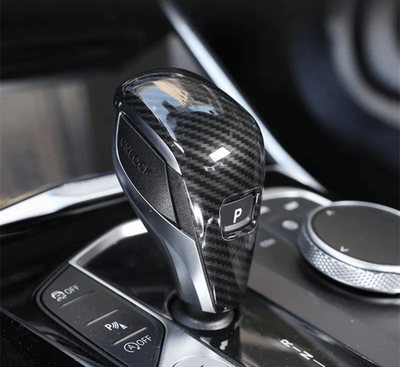 https://cdn.shopify.com/s/files/1/0565/4957/2747/products/Pommeau-Selecteur-de-levier-de-vitesse-Carbone-pour-BMW-Serie-3-G20-2020-2025.png?v=1761576836