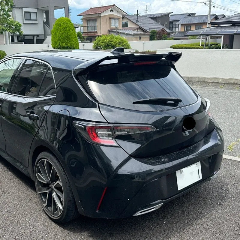 Becquet Toyota Corolla E210 Hatchback 5 Portes 2019-2023 Aileron de Toit Style V, Noir Brillant ou Aspect Carbone