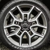 Cache-Moyeux Fiat 500X Argent 16 Pouces avec Anneau — gros plan