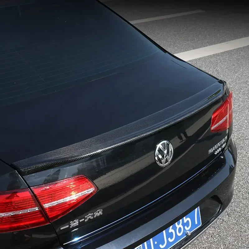 Becquet Volkswagen Passat B8 Berline 2017-2018 en Carbone Véritable, Lèvre de Coffre Fine