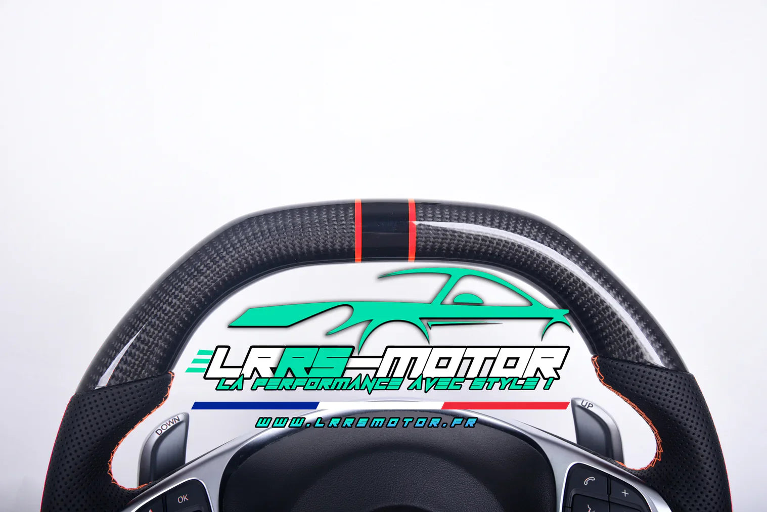 https://cdn.shopify.com/s/files/1/0893/0259/7955/files/Volant_Mercedes_CLA_AMG_fibre_de_carbone_img_2_-_www.lrrsmotor.fr_031cc895-702b-4afc-93ef-bf75ba45c915.webp?v=1729617350