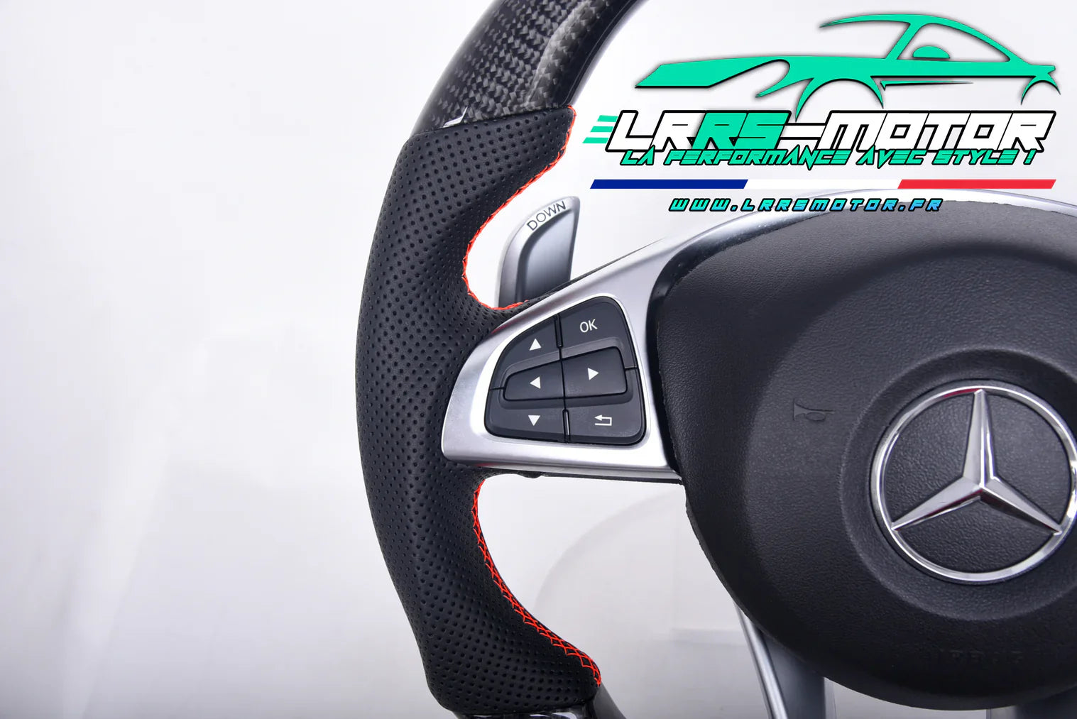 https://cdn.shopify.com/s/files/1/0893/0259/7955/files/Volant_Mercedes_CLA_AMG_fibre_de_carbone_img_4_-_www.lrrsmotor.fr_df15be35-f7fe-41e4-9ca4-9fa2f8cbc73b.webp?v=1729617350