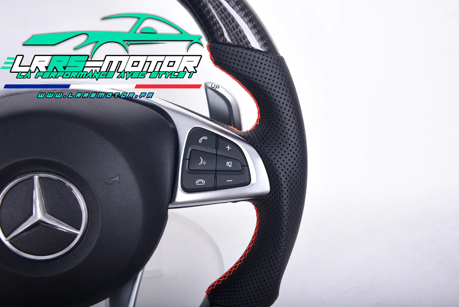 https://cdn.shopify.com/s/files/1/0893/0259/7955/files/Volant_Mercedes_CLA_AMG_fibre_de_carbone_img_5_-_www.lrrsmotor.fr_2f39c5db-c0fe-440a-bbcc-6bbb04e0818b.webp?v=1729617350