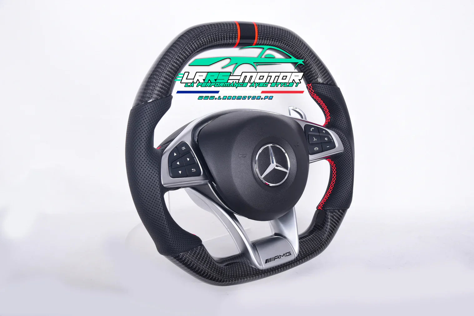 https://cdn.shopify.com/s/files/1/0893/0259/7955/files/Volant_Mercedes_CLA_AMG_fibre_de_carbone_img_7_-_www.lrrsmotor.fr_6a8a908f-6df5-40eb-b093-d2b6c856829b.webp?v=1729617350