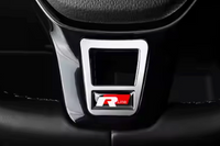 Accessoire de Volant Volkswagen R-line Logo - vue de trois-quarts - Becquet Voiture