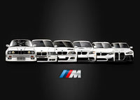 Leinwandposter BMW M3 Generationen Motorsport - Dreiviertelansicht 2 - Becquet Voiture