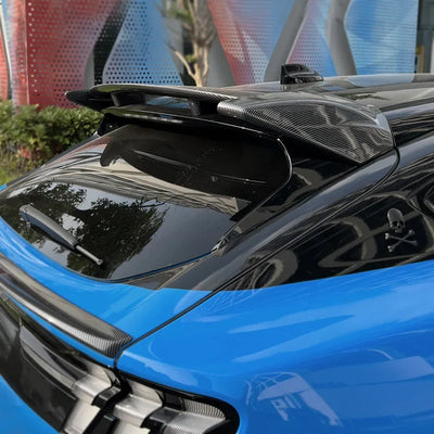 Aileron GT Ford Mustang Mach-E Carbone Sport - vue de trois-quarts - Becquet Voiture