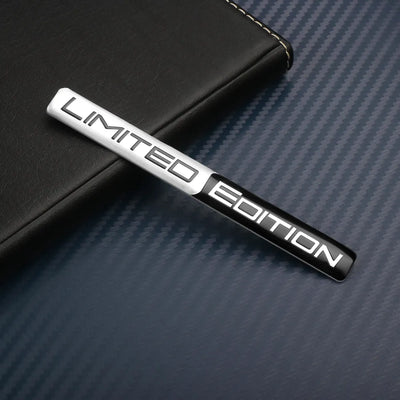 Autocollant Emblème Limited Edition Intérieur 10.6cm - packshot studio - Becquet Voiture