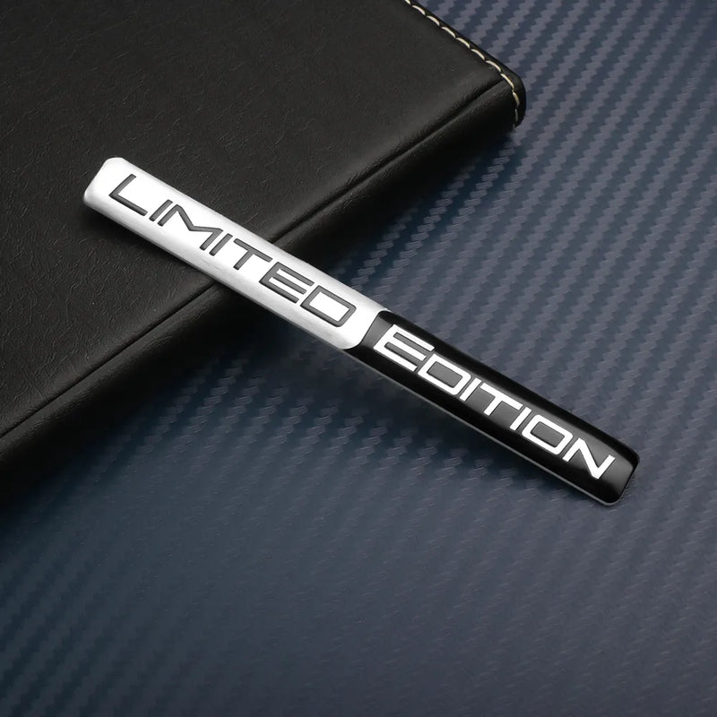Autocollant Emblème Limited Edition Intérieur 10.6cm - packshot studio - Becquet Voiture