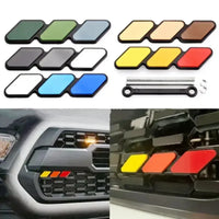 Badge 3 Couleurs Grille Avant Voiture - en situation - Becquet Voiture