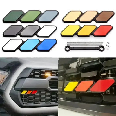 Badge 3 Couleurs Grille Avant Voiture - en situation - Becquet Voiture