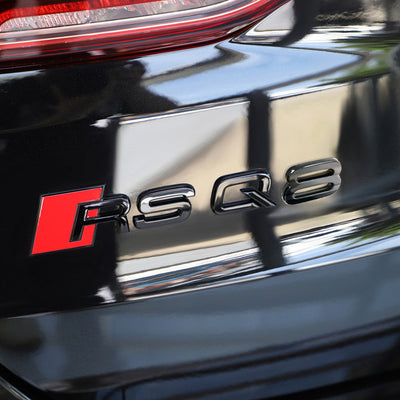 Badge coffre Audi RSQ8 Black Edition logo noir - vue de profil - Becquet Voiture